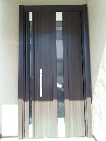【YKKAPドアリモS13v】アルミ色のドアを木目調の断熱ドアにリフォームしました（埼玉県朝霞市の事例）